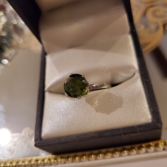 1.2 Carat AAA zirconia peridot birthstone ring - Picture 4 of 5